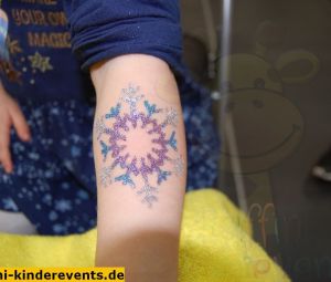 Eiskoenigin-Glitzer-tattoos-Mannheim-2022-19