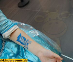 Eiskoenigin-Glitzer-tattoos-Mannheim-2022-26