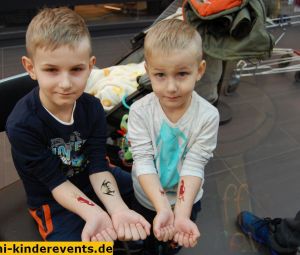 Eiskoenigin-Glitzer-tattoos-Mannheim-2022-33