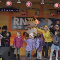 mini-kinder-disco-mit-maskottchen-tanz-4