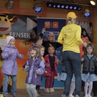 mini-kinder-disco-mit-maskottchen-tanz-7