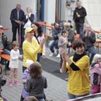 mini-kinder-disco-mit-maskottchen-tanz