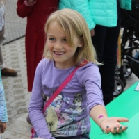 maimarkt-mannheim-kinderschminken-raffini-maskottchen-glitzer-tattoos-17