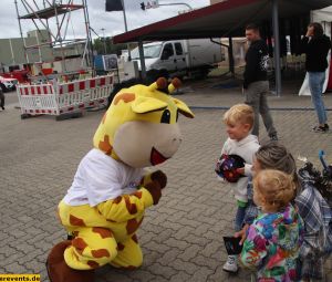 Raffini-Maskottchen-Walkact-Mercedes-Benz-Germersheim-14