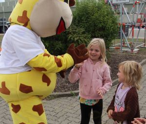 Raffini-Maskottchen-Walkact-Mercedes-Benz-Germersheim-19