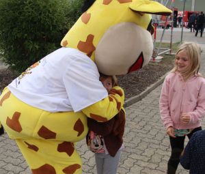 Raffini-Maskottchen-Walkact-Mercedes-Benz-Germersheim-20