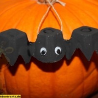 kinder-halloween-basteln-recycling-fledermaus-19