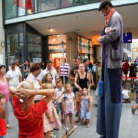 stelzen-laeufer-kinderfest-hauptbahnhof-mannheim-20-07-12