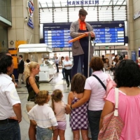 stelzen-laeufer-kinderfest-hauptbahnhof-mannheim-20-07-13